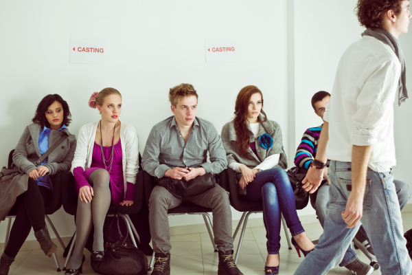 Un groupe d'acteurs attend une audition