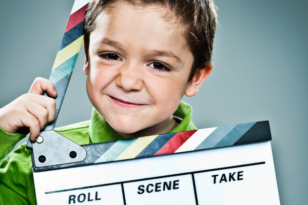 Un enfant acteur pose pour une photo
